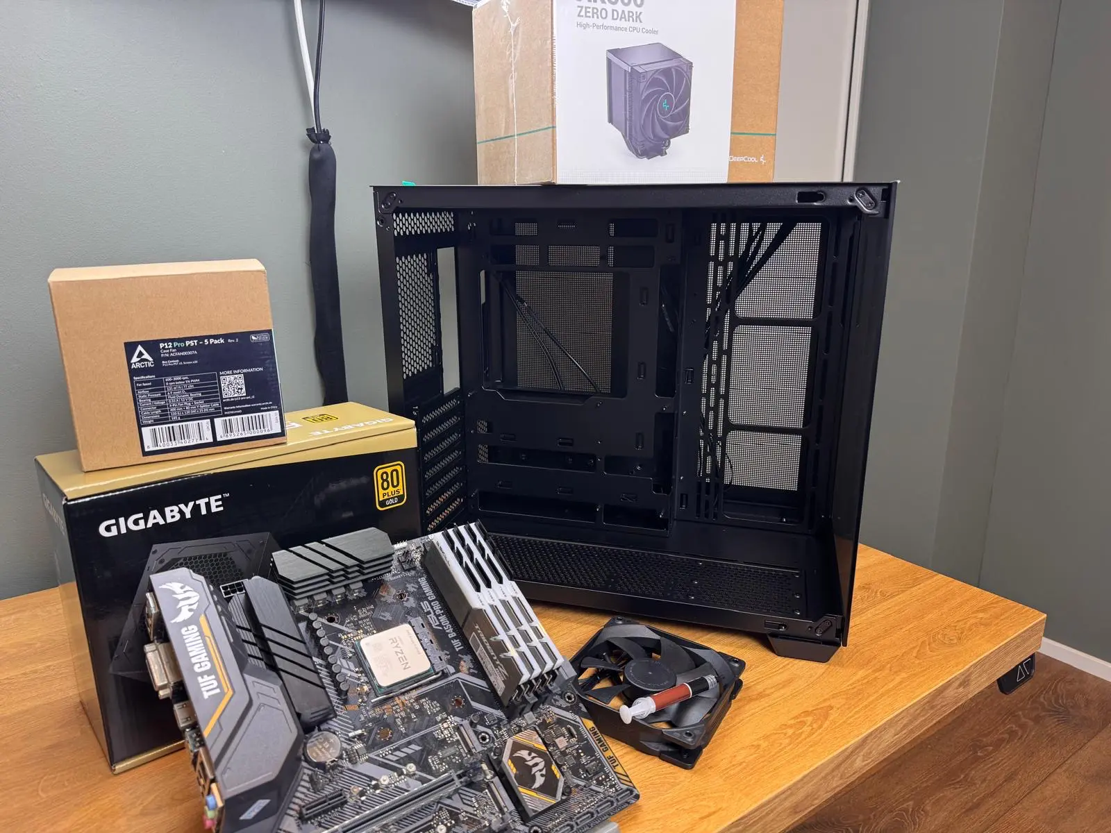 Komponenten für einen PC-Zusammenbau auf dem Tisch