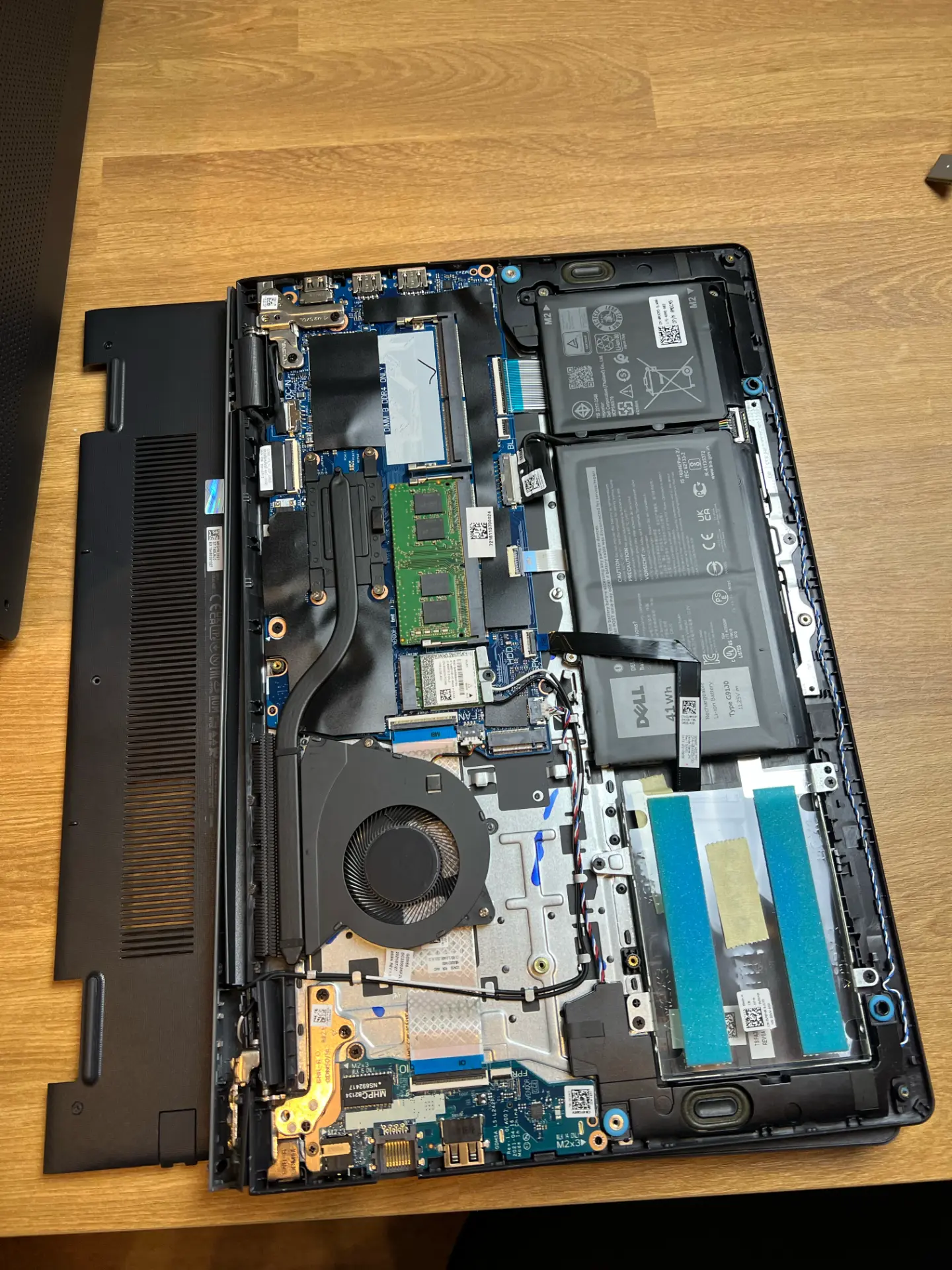 Geöffneter Laptop mit sichtbarem Mainboard und SSD bei der Datenrettung