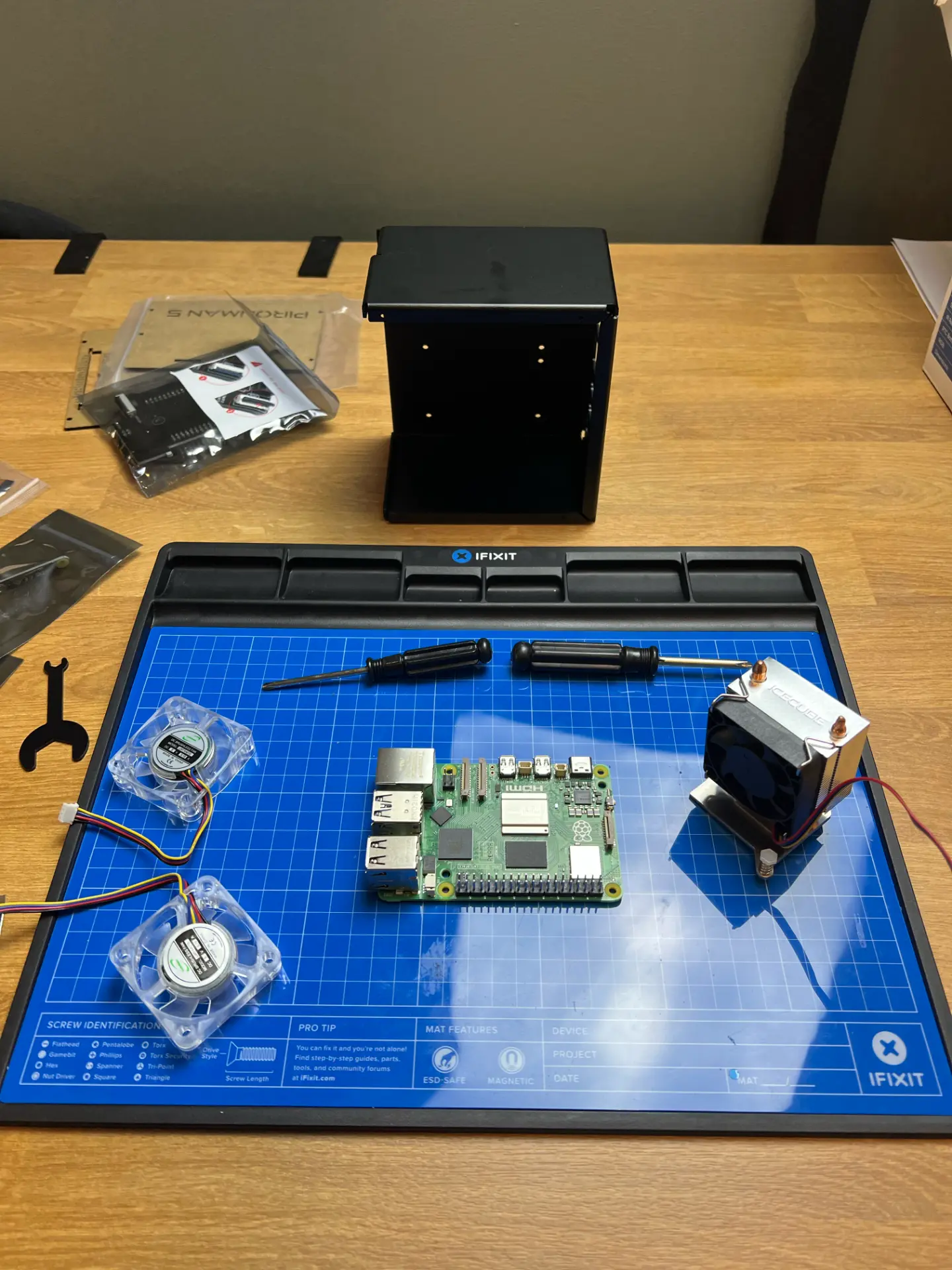 Raspberry Pi 5 mit Gehäuse, Lüftern und Werkzeug beim Zusammenbau