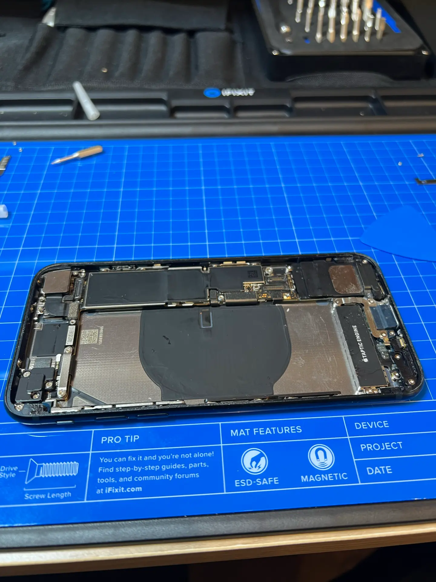 Geöffnetes iPhone 14 Pro auf der Reparaturmatte beim Displaywechsel